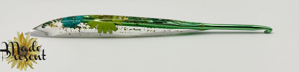 Crochet Hook Elegant Pressed Flower Handle Size 4.5